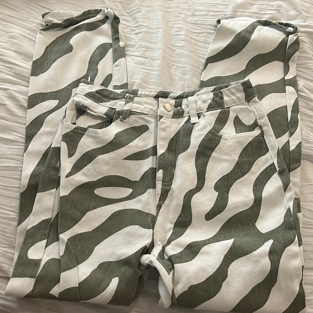 Green/white zebra pants XS